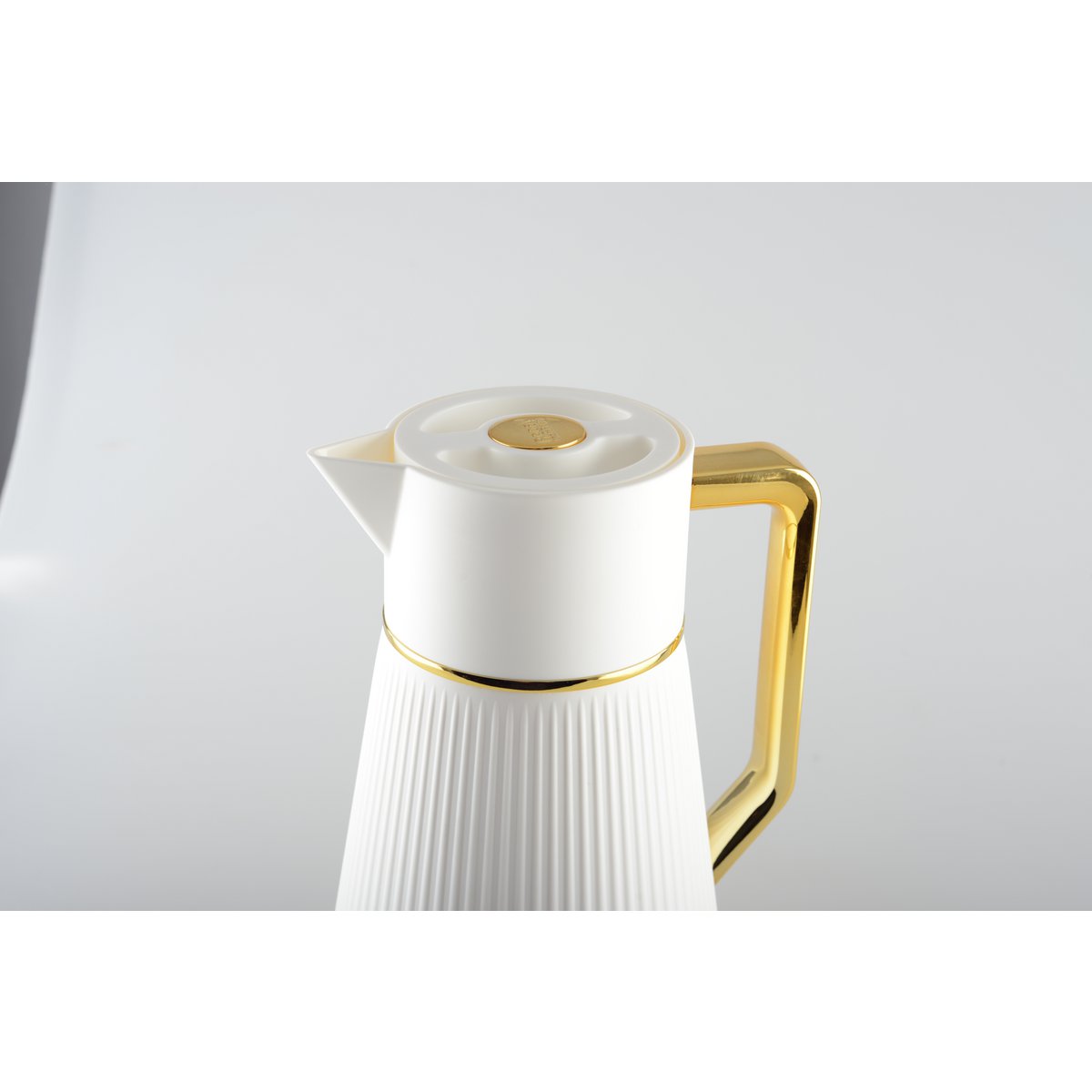 WEISSE KAFFEEKANNE MIT GOLDENEM GRIFF 1L